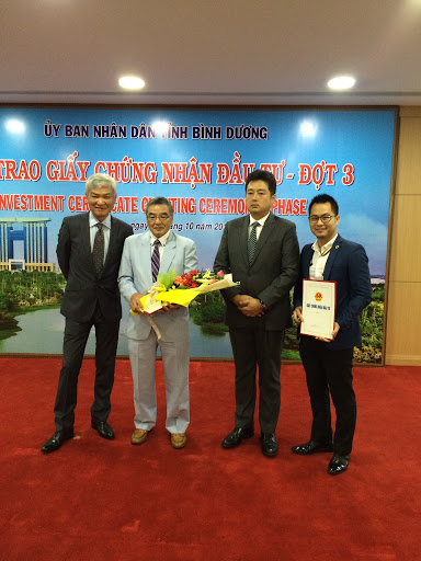 Luật sư Nguyễn Tiến Hoà từ SBLAW cùng nhận giấy chứng nhận đầu tư cho dự án cùng nhà đầu tư Nhật Bản