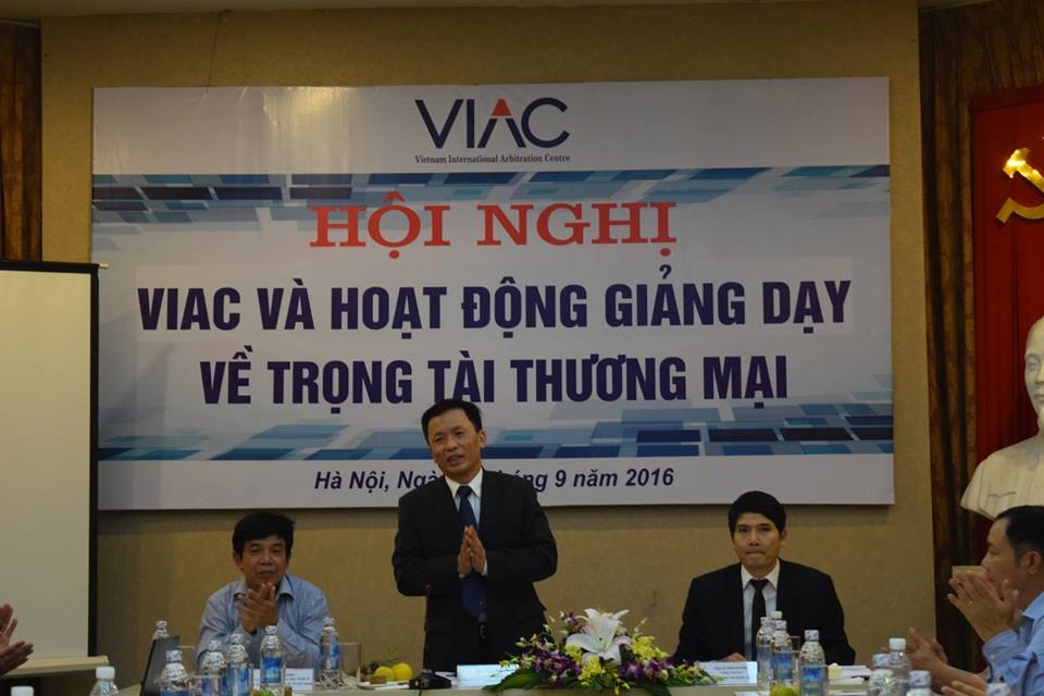 Ông Trần Hữu Huỳnh - Chủ tịch Trung tâm Trọng tài Quốc tế Việt Nam phát biểu khai mạc hội nghị