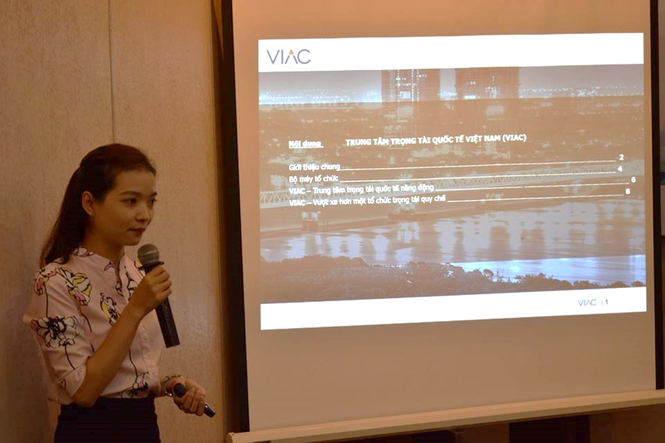 Bà Vũ Thị Hằng, Thư ký Trung tâm Trọng tài Quốc tế Việt Nam trình bày tại Hội nghị