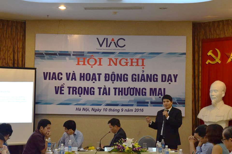 Ông Vũ Ánh Dương - Tổng Thư ký Trung tâm Trọng tài Quốc tế Việt Nam trình bày tại hội nghị