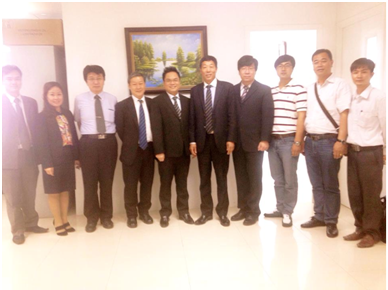 Luật sư Nguyễn Thanh Hà chụp cùng các doanh nhân Nhật Bản và Trung Quốc