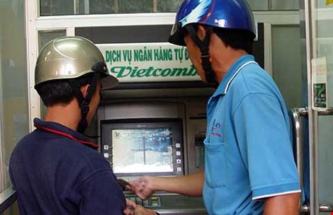 Sau vụ mất nửa tỉ đồng vừa xảy ra, khách hàng đã quan tâm hơn đến vấn đề bảo mật thông tin khi sử dụng ATM