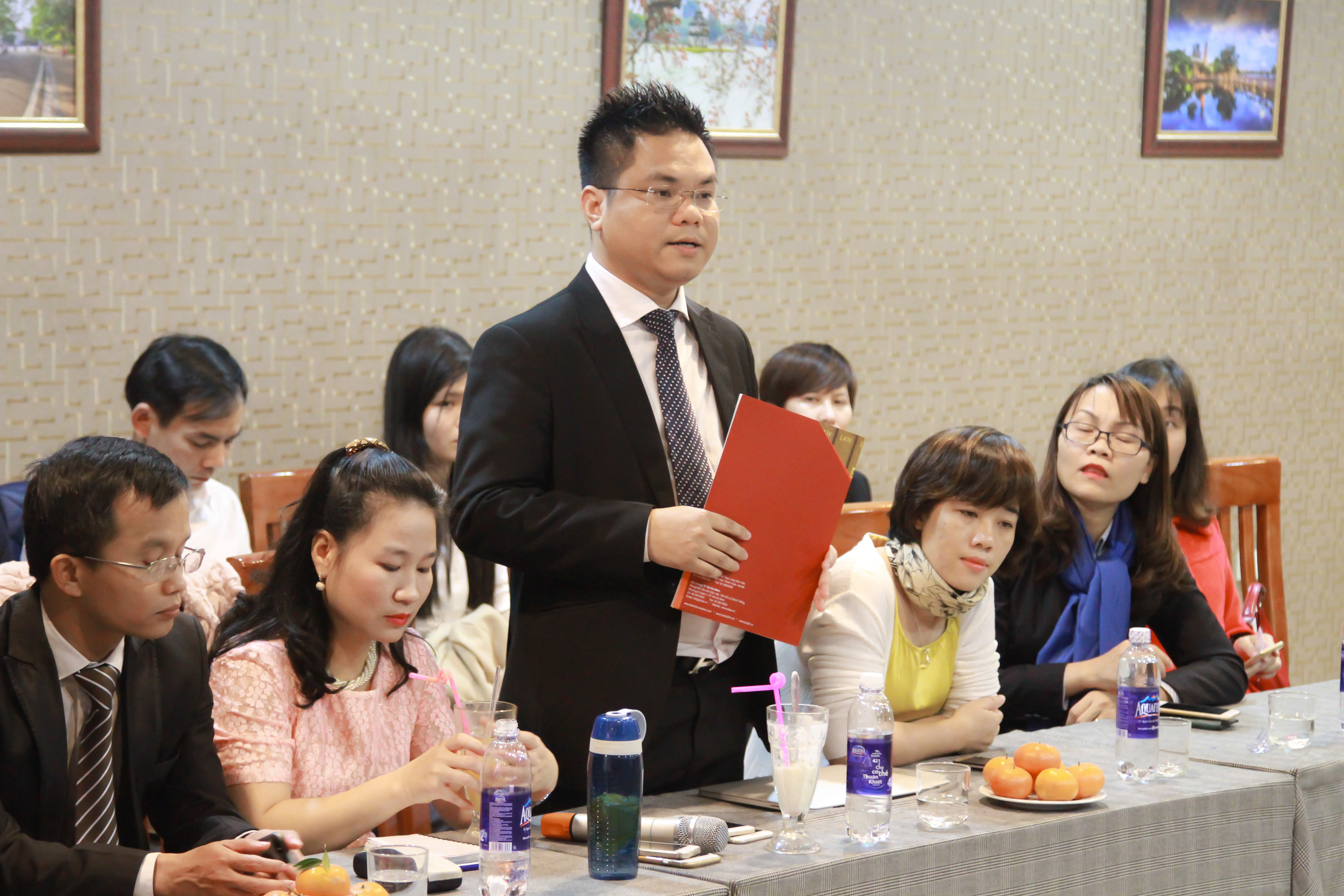 Luật sư Nguyễn Thành Hà trả lời báo chí