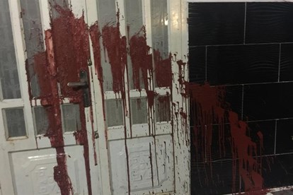 Trách nhiệm pháp lý khi vứt chất bẩn vào nhà người khác ?