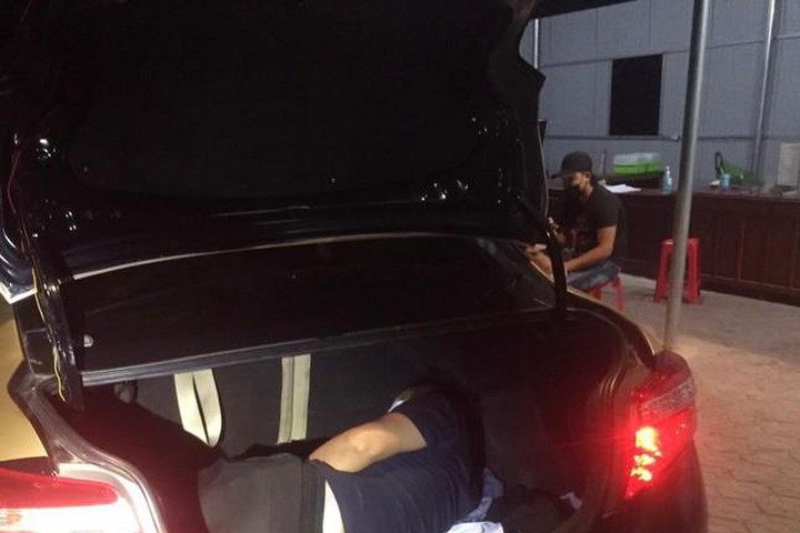 Cần xử lý hình sự đối tượng nhồi nhét người vào thùng, cốp xe để “thông chốt” kiểm dịch